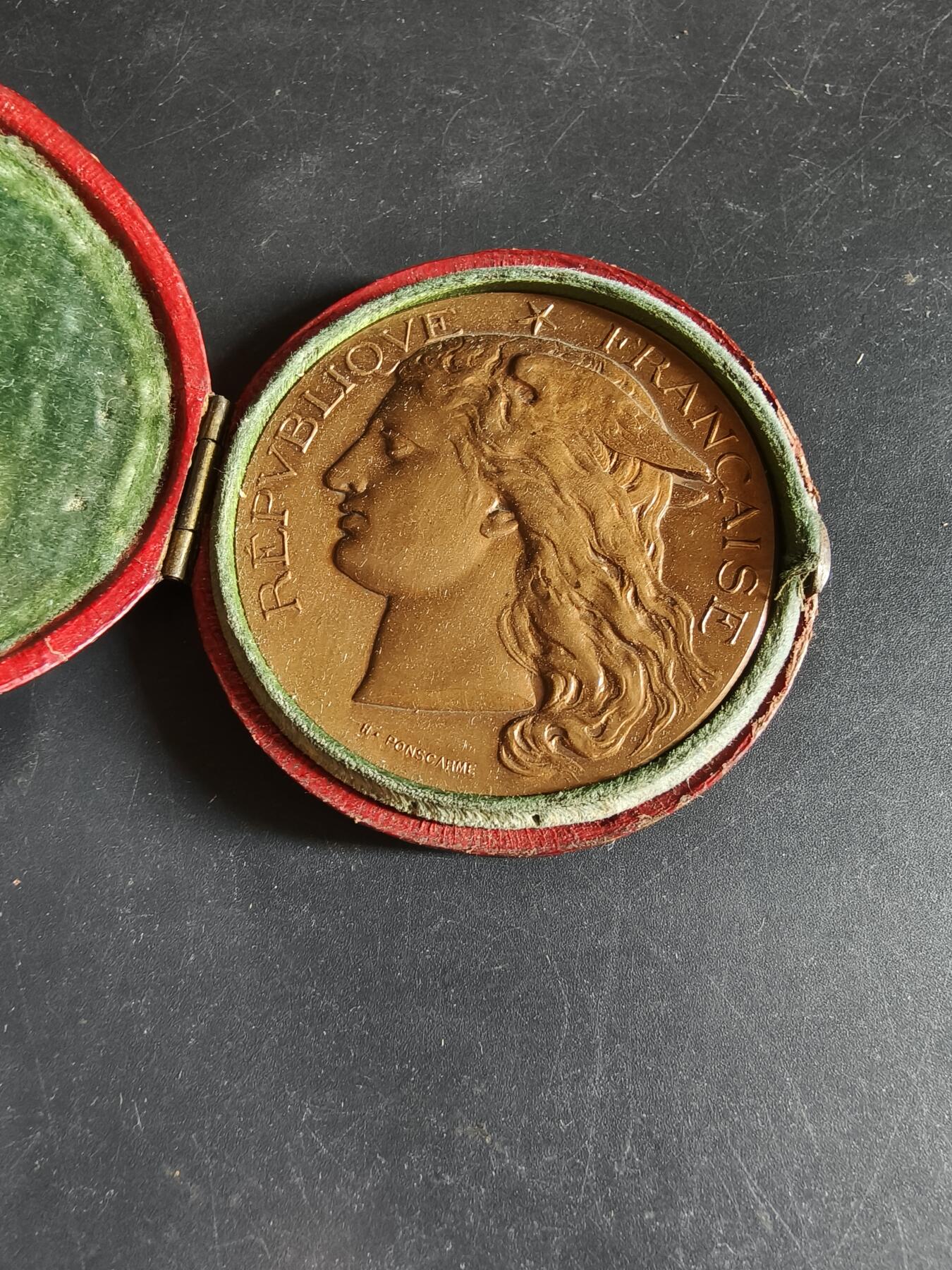 老王徽章第190期 法国工业部1888年工业博览会大铜章     原盒   墨丘利造型     盒子扣不紧      直径50mm      重量53.9g