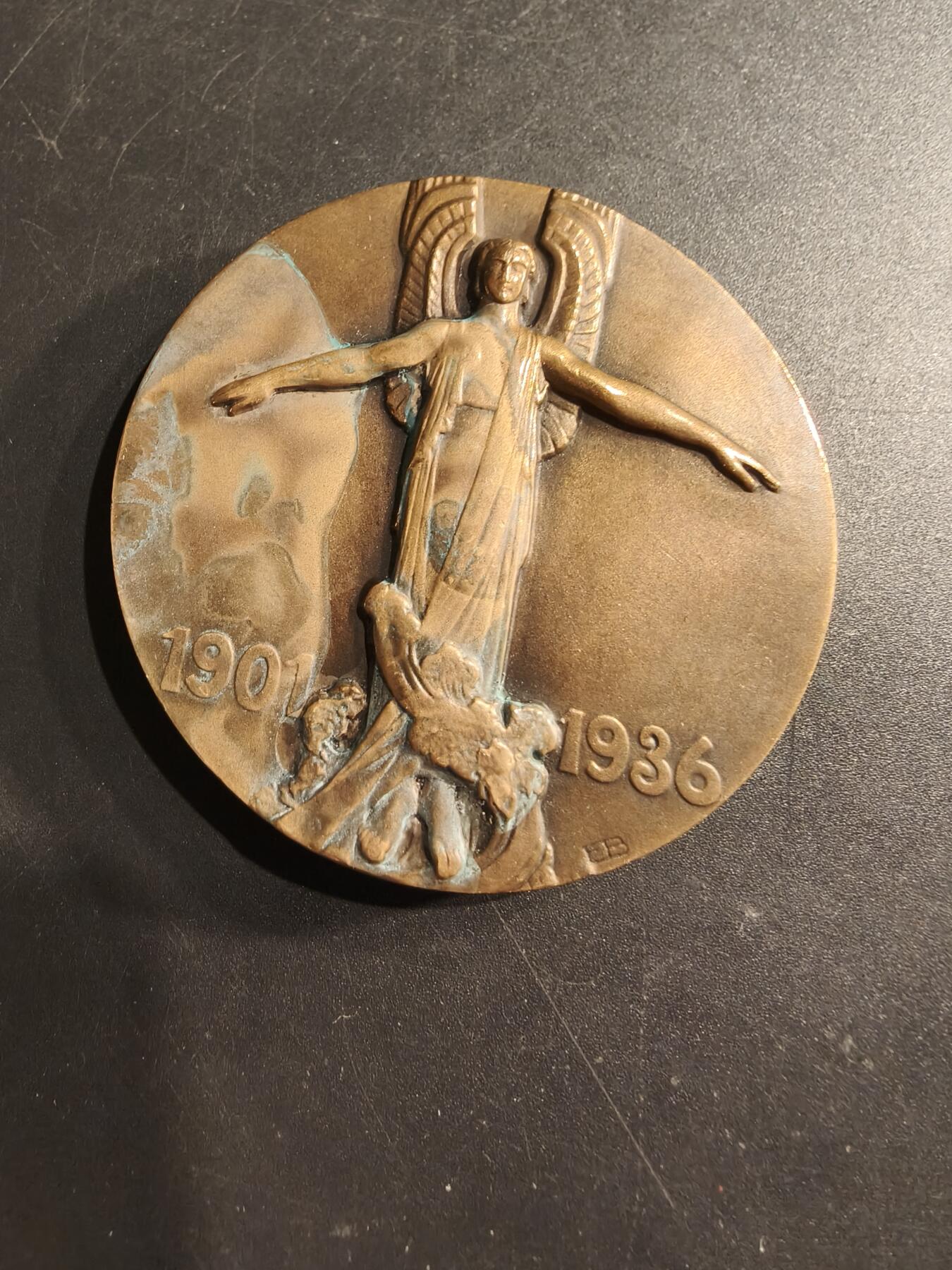 老王徽章第190期 法国著名飞行员让·梅尔莫茨大铜章      高浮雕      直径58mm     重量120g        让·梅尔莫兹是著名的法国先驱飞行员，以在南大西洋进行邮件航线飞行而闻名 