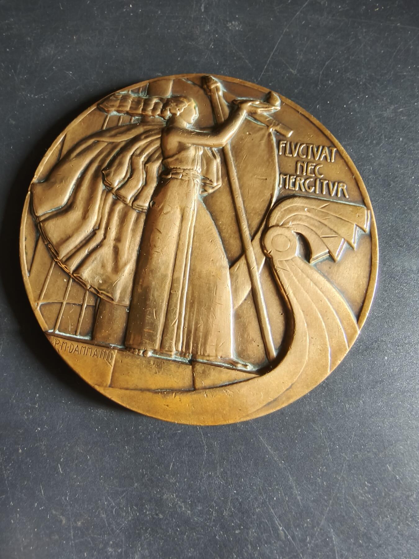 老王徽章第190期 法国巴黎埃斯蒂钠学校致敬法国著名演员雷内·亚历山大大铜章     原盒      保罗马塞尔作品      直径90mm    重量283.8g