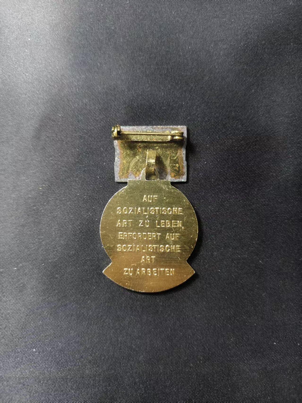 云宸嘉赏-勋臻文献佳藏优品精选场次（低佣 转发佣金红包） 民主德国七年建设计划模范劳动奖章 珐琅上挂 