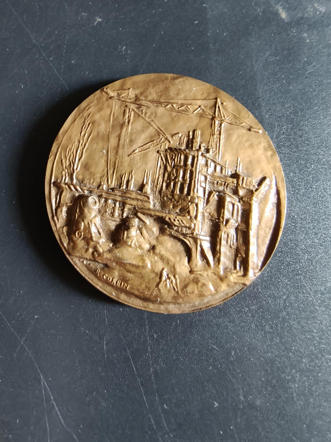 老王徽章第190期 法国道路建设与维护股份公司长期忠诚服务大铜章     大师科尔宾作品     高浮雕      直径50mm      重量75.6g