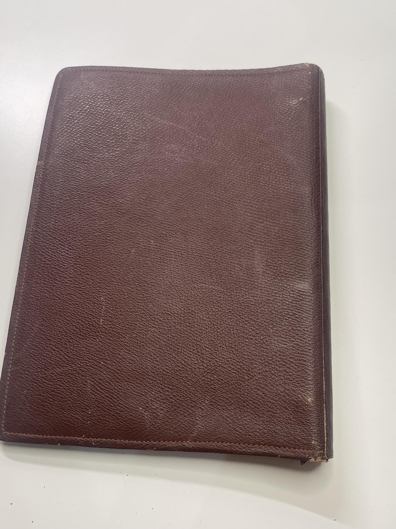 新时代收藏快速小拍 拍卖本周一线所得新货 3月29日场 精品1950-1960年代皮面笔记本与54慰问团级笔记本样式接近 财政部配发给处级以上干部 内容有原主人学系资料和自己写的诗 还有60年代财政部便签 还有国务院会议名单