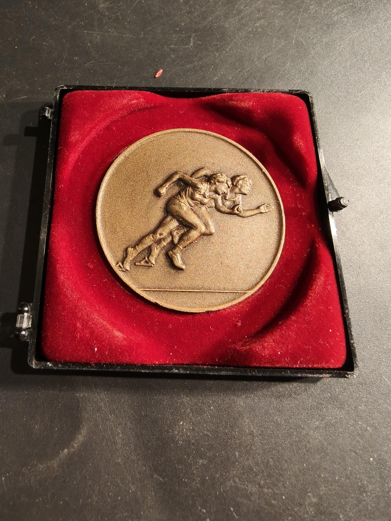 老王徽章第190期 法国长跑运动纪念章    原盒，盒子有损     直径50mm     重量61.2g