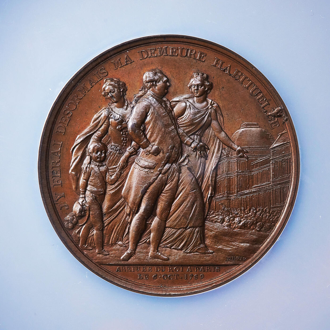 【俄甄集藏】2026年(050)04-01星期三 晚 19:30 全场包邮 法国1789年纪念大革命路易十六王室被迫迁往巴黎大铜章，NGC MS62，象征法国王权终结，共和开端，十分著名的历史题材纪念章，原铸难得，高浮雕，巧克力包浆，直径：50mm，名誉品种