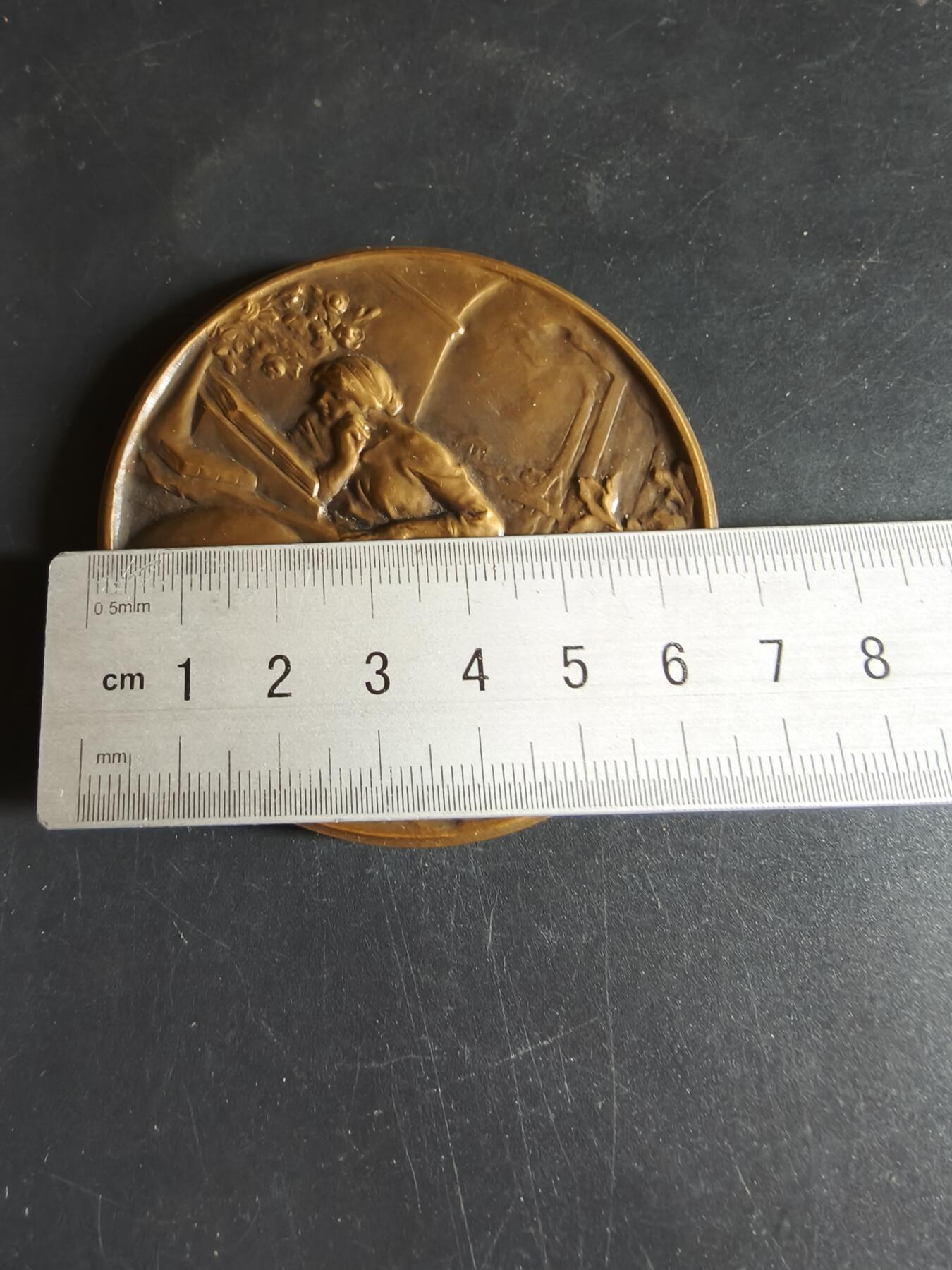 老王徽章第190期 法国南锡工商会大铜章      原盒      维克多·普普维作品      正面描绘了在翻阅账本的女性       直径68mm      重量144.2g