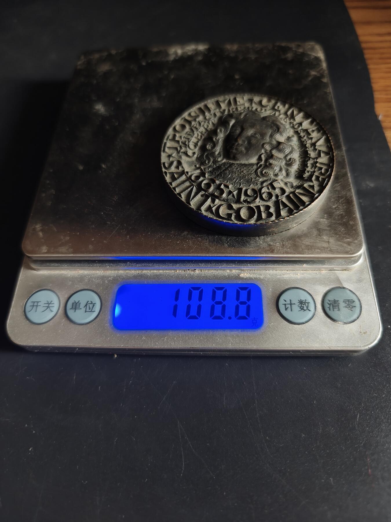 老王徽章第190期 法国圣戈班集团成立300周年大铜章   正面为路易十四时代法国财政部长科尔贝尔(圣戈班集团最初是为凡尔赛宫镜廊提供镜子而设立的)      直径54mm      重量108.8g 