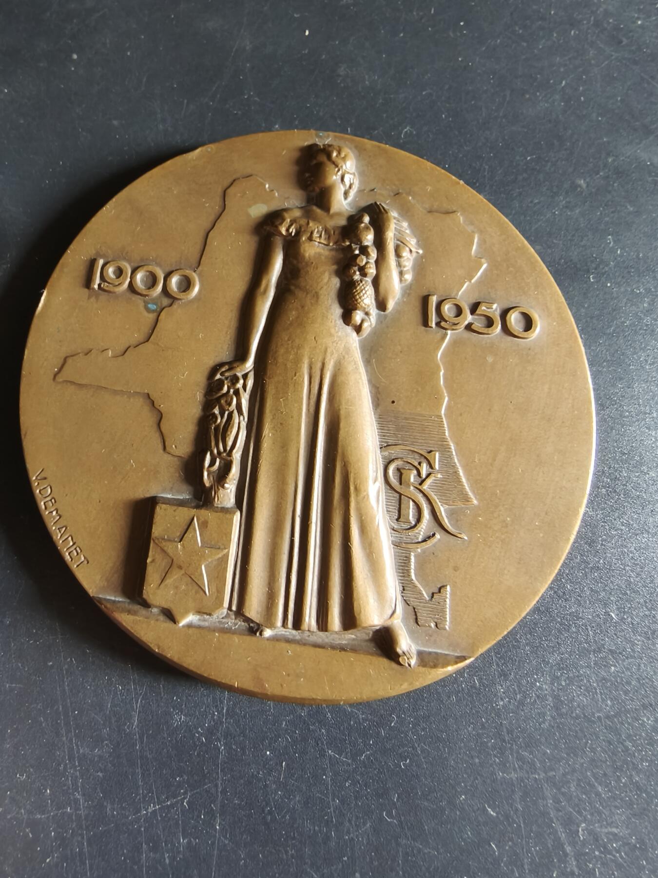 老王徽章第190期 比利时比属刚果加单加地区管理委员会成立50周年大铜章      直径80mm      重量214.4g