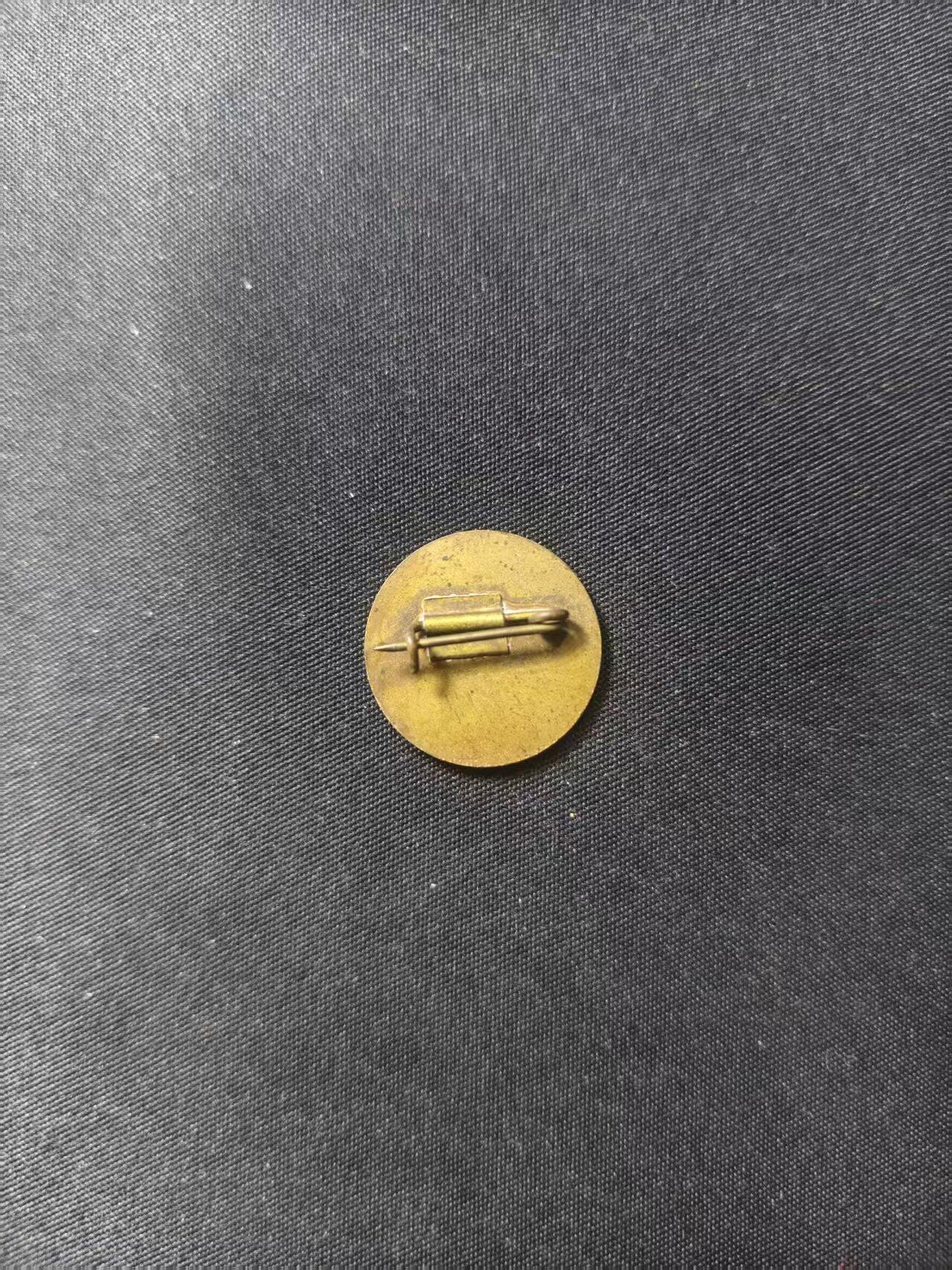 云宸嘉赏-勋臻文献佳藏优品精选场次（低佣 转发佣金红包） 匈牙利人民共和国 工人卫队荣誉证章 黄铜材质 