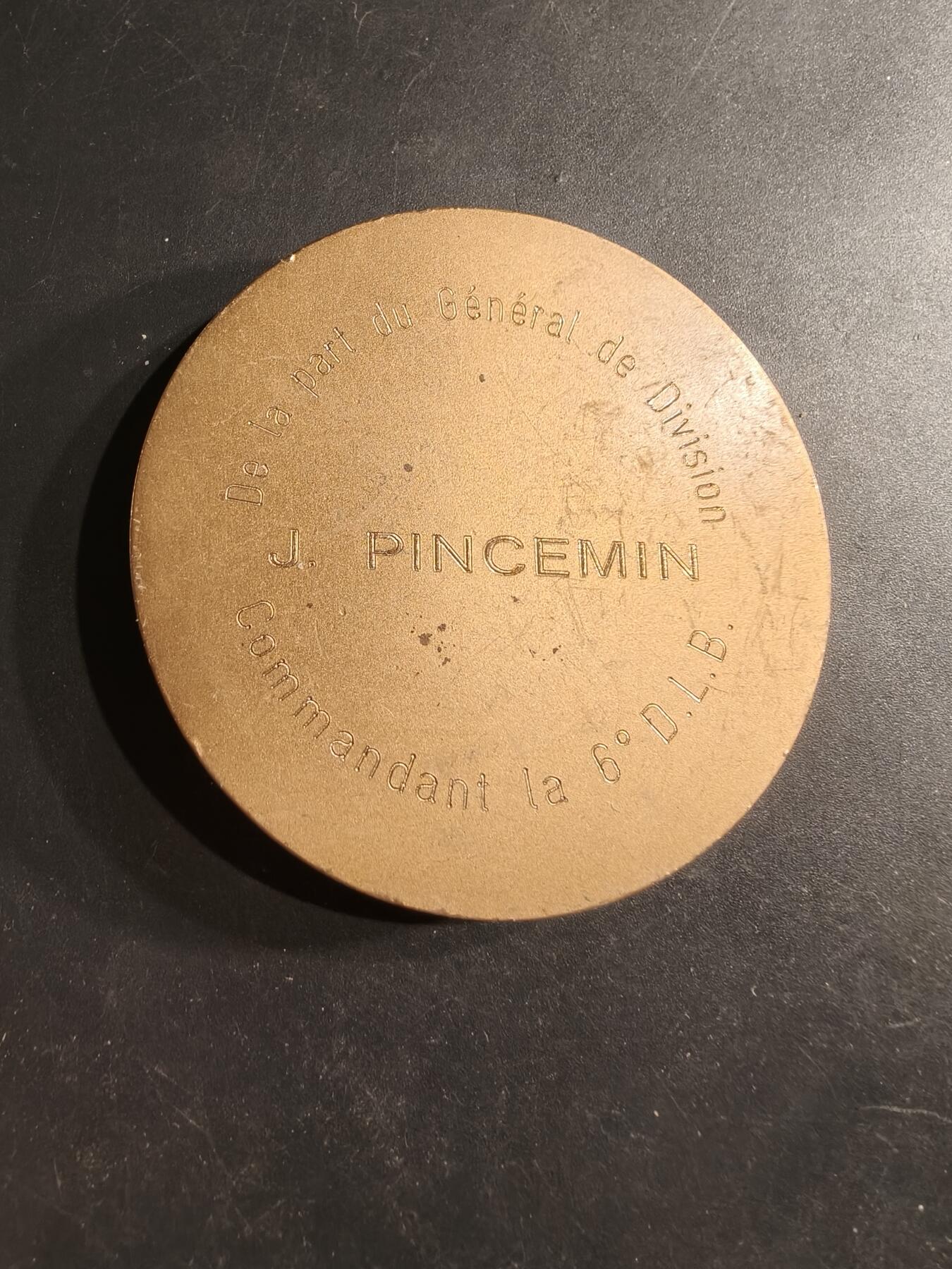 老王徽章第190期 法国陆军第6轻装甲旅大铜章     授予让·平斯曼少将      直径64mm     重量132.6g