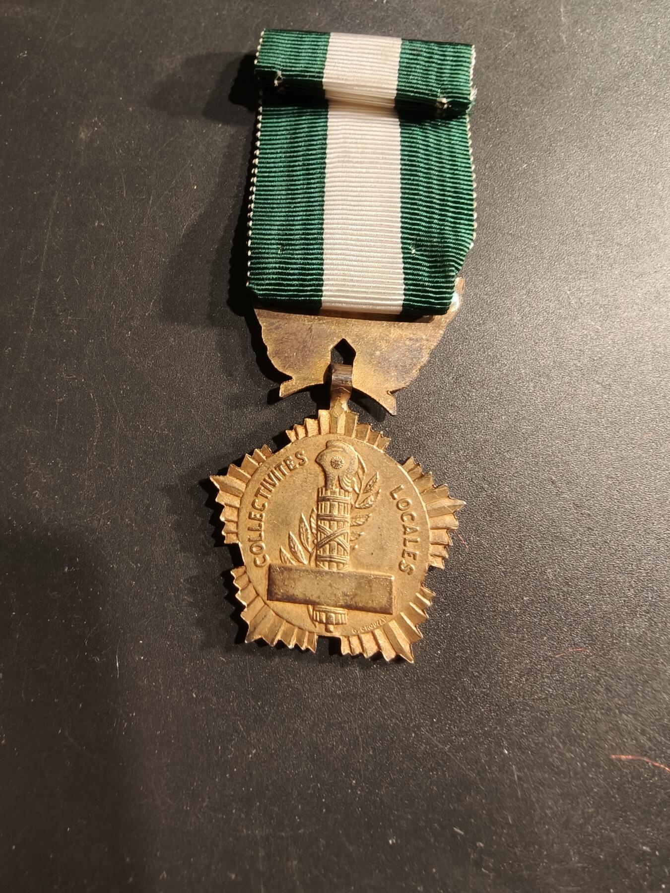 老王徽章第190期 法国金级地方嘉奖奖章     带纸盒   螃蟹银标    19.4g