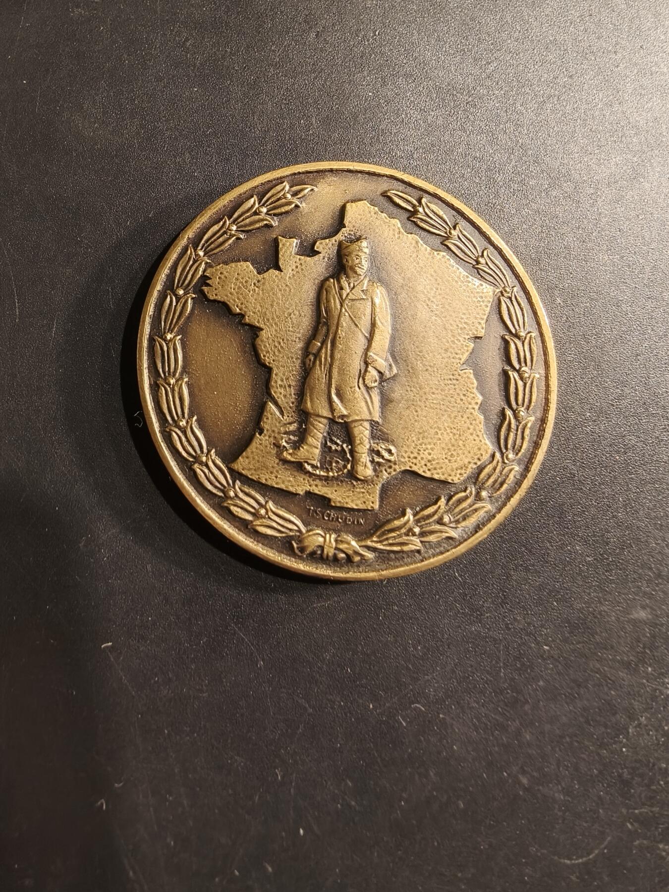 老王徽章第190期 法国二战战俘协会纪念章     直径41mm    重量38g