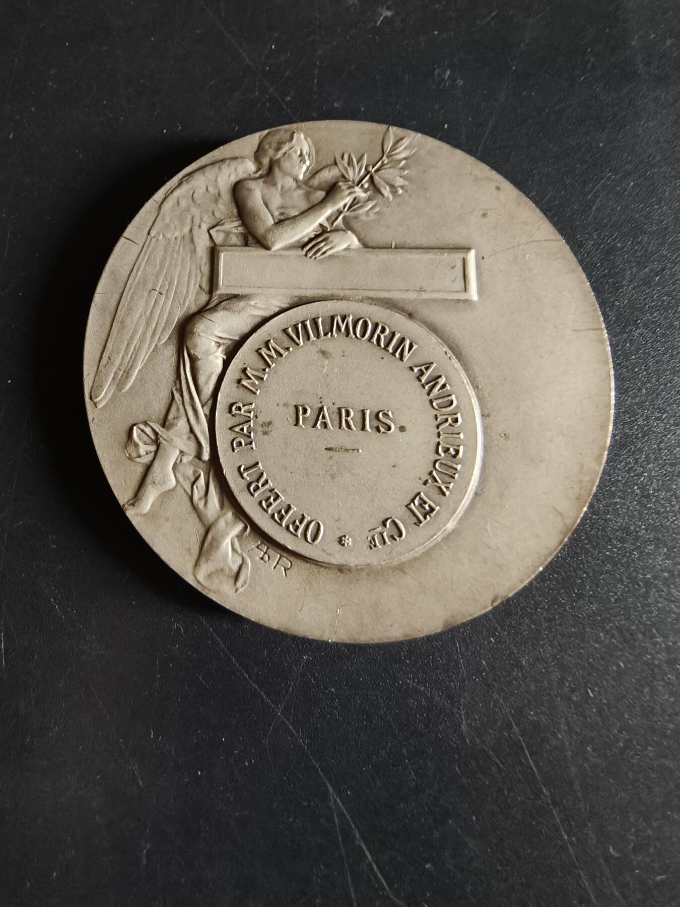 老王徽章第190期 法国巴黎种子和园艺公司镀银大铜章     大师里维特作品      直径50mm      重量59.1g