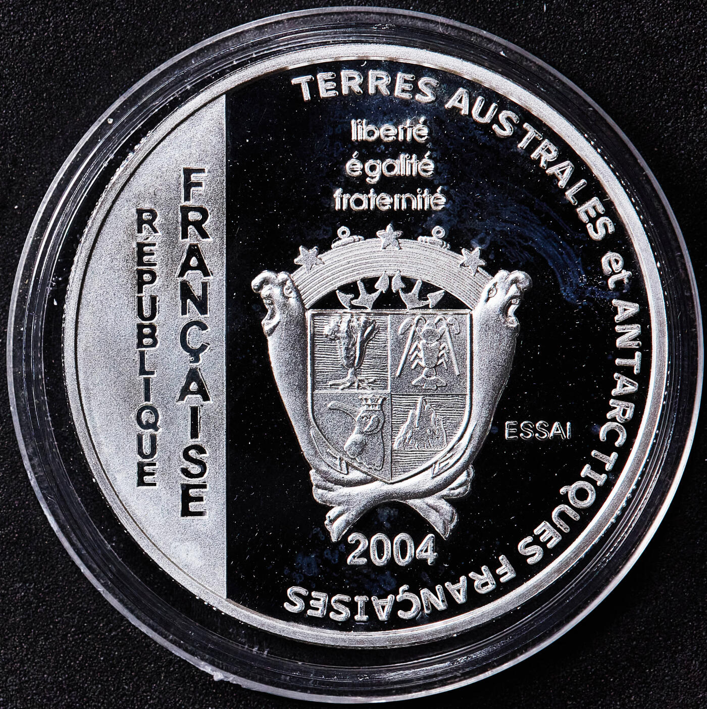 【俄甄集藏】2026年(050)04-01星期三 晚 19:30 全场包邮 法属南半球和南极领地2004年纪念法国海军19世纪三桅护卫舰“星盘号”南极探险1.5欧元精制银样币，重31.14克，999银，发行量2000枚，稀少品种