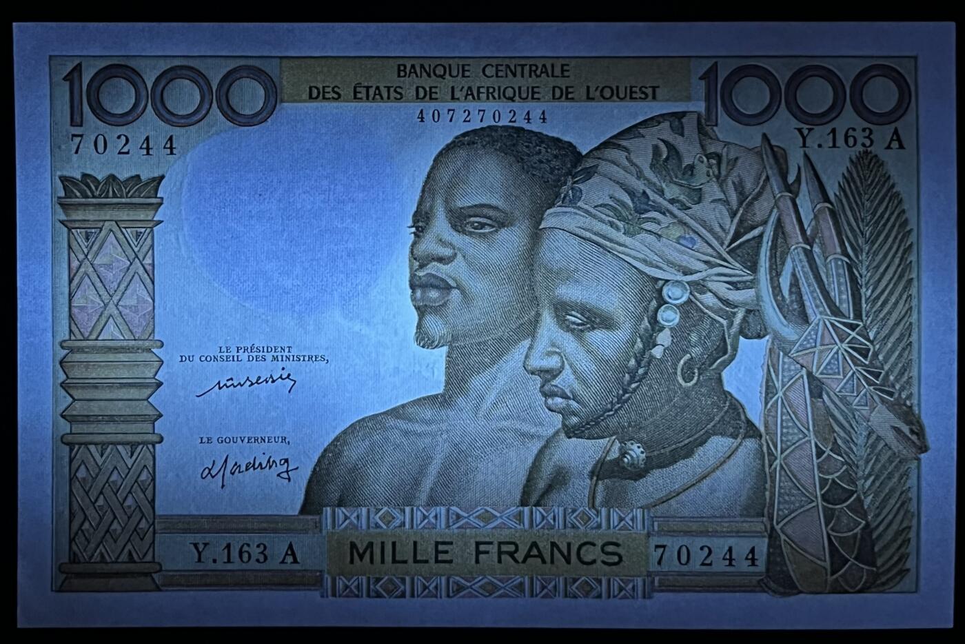 小福收藏拍卖第203期 裸钞场 本期有多张豹子号靓号 仅发行1000枚亚克力砖封蒙古20000图格里克帝国800周年纪念钞 瑞士200法郎 百慕大样钞洋葱冠全套 巴林首版大全套 卡塔尔四张套 越南 保加利亚 马其顿等多国精美纸币