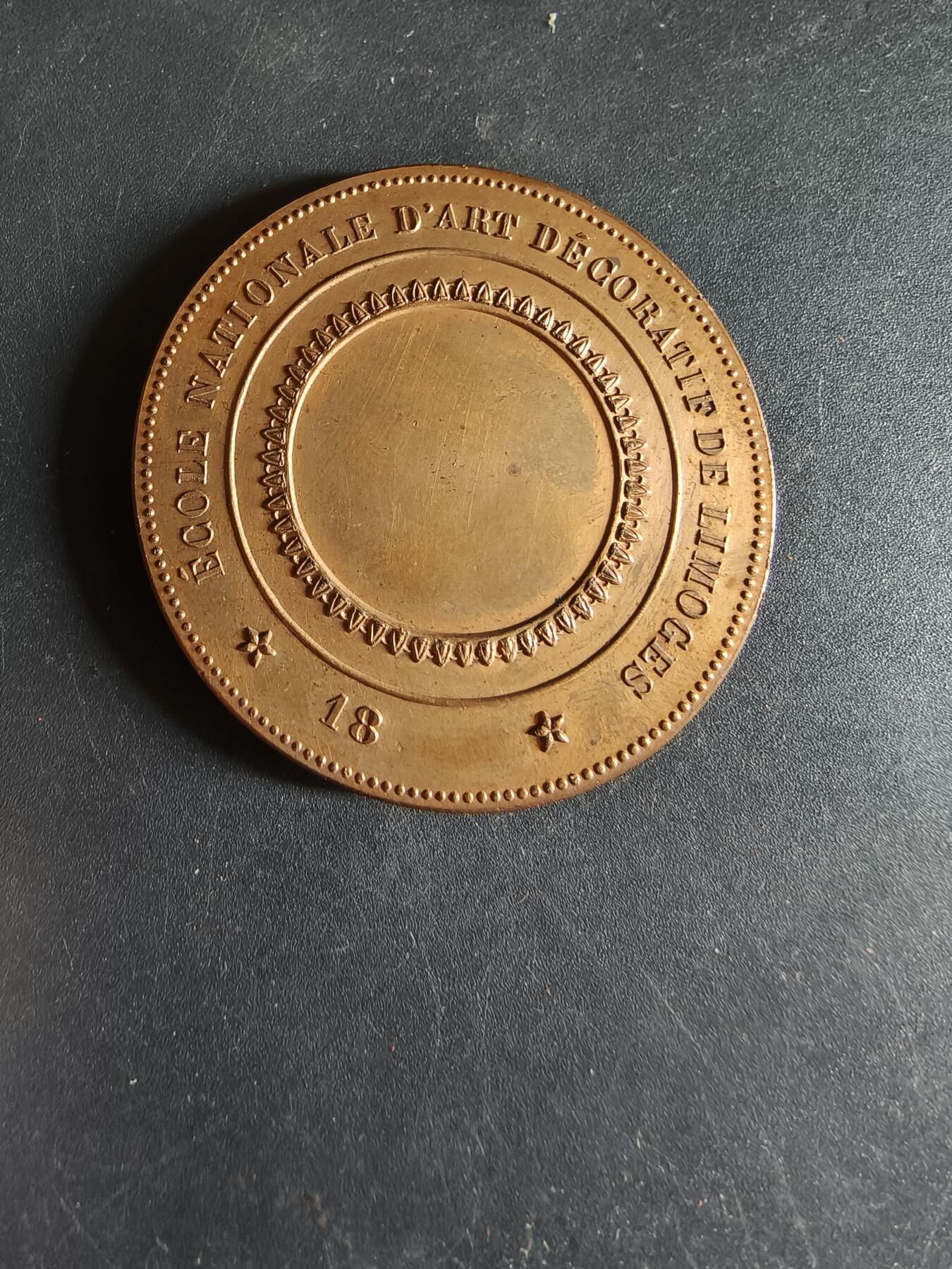 老王徽章第190期 法国利摩日国立装饰艺术学院大铜章     大师路易·波特作品     原盒       直径42mm      重量35.3g