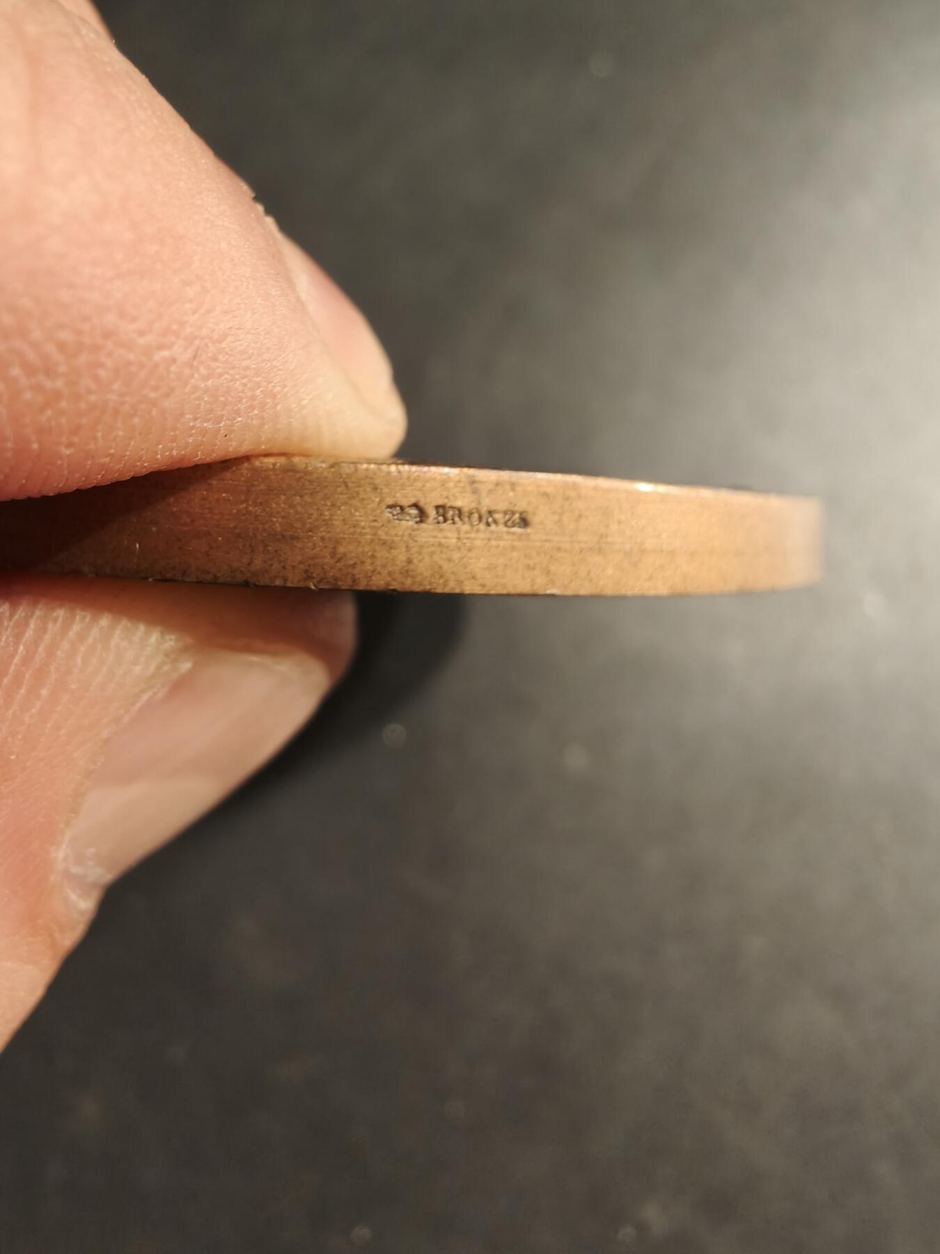 老王徽章第190期 法国国家军事互助会大铜章     赠予法国四星中将平斯曼将军     其在1994年担任地中海防区和里昂防御区军事指挥官      直径68mm     重量143.3g