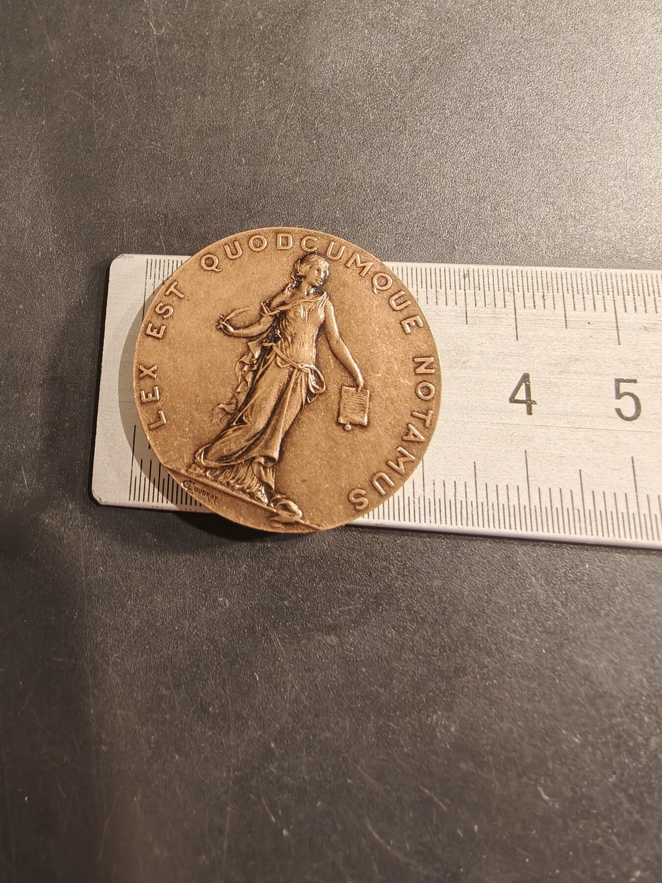 老王徽章第190期 法国图卢兹公证人协会大铜章     直径33mm    重量18.9g