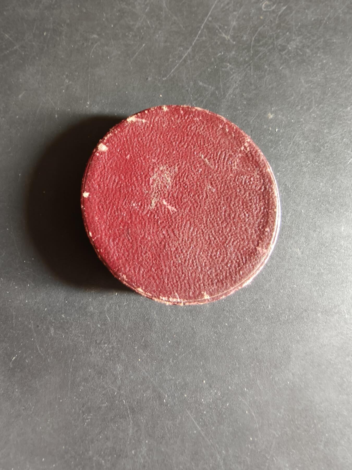 老王徽章第190期 法国巴黎信鸽之友协会镀银大铜章     原盒    玛丽安娜   大师J·德尔佩奇作品     直径41mm     重量29g