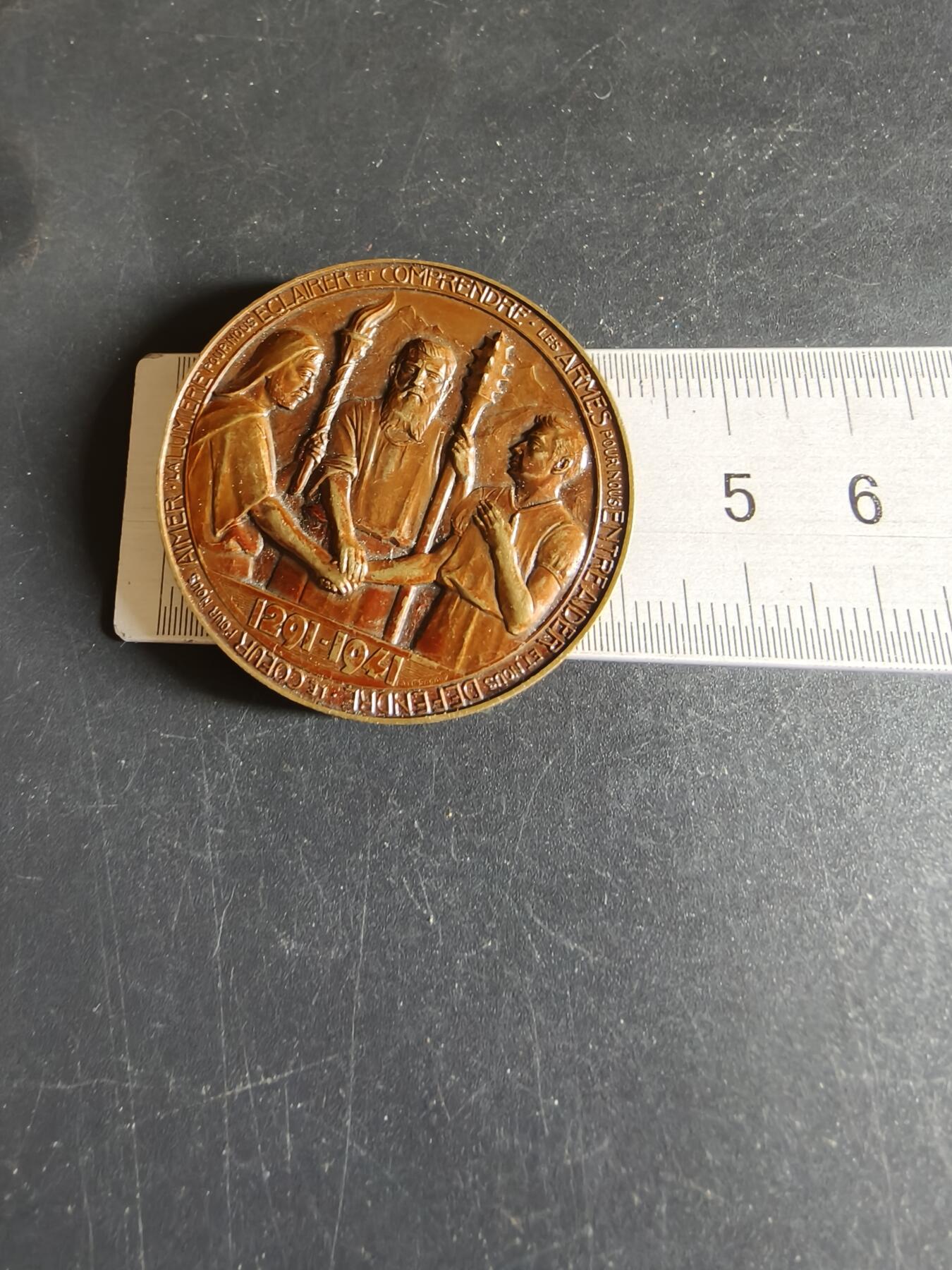 老王徽章第190期 瑞士慈善协会700周年纪念章    原盒,盒子有老化变形      直径42mm     重量35.1g