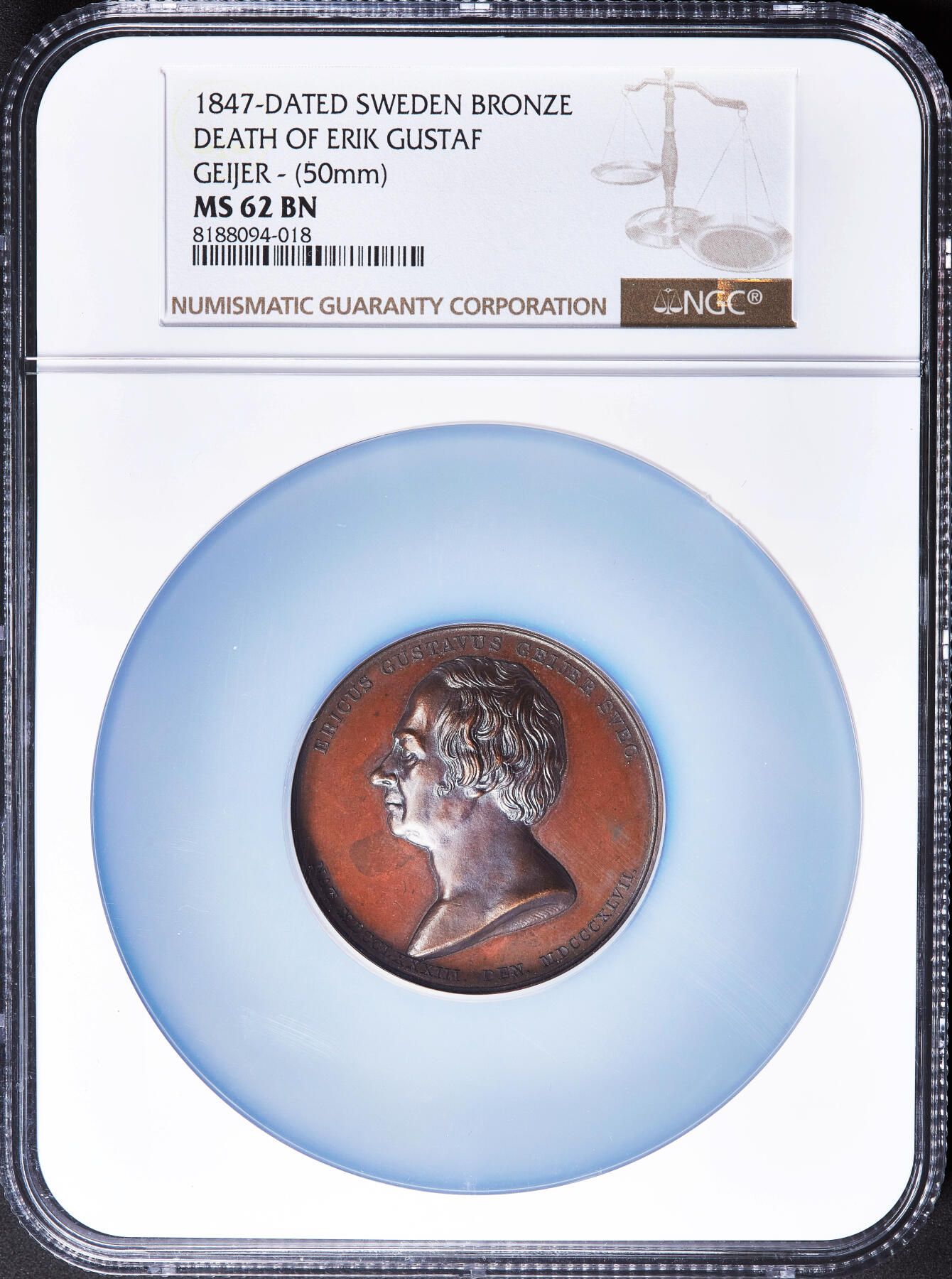 【俄甄集藏】2026年(050)04-01星期三 晚 19:30 全场包邮 瑞典1847年纪念浪漫主义历史学家、诗人与政治家埃里克·古斯塔夫·盖耶尔逝世大铜章，NGC MS62，高浮雕，巧克力包浆，瑞典新古典主义铜章里的少见品种，直径：50mm