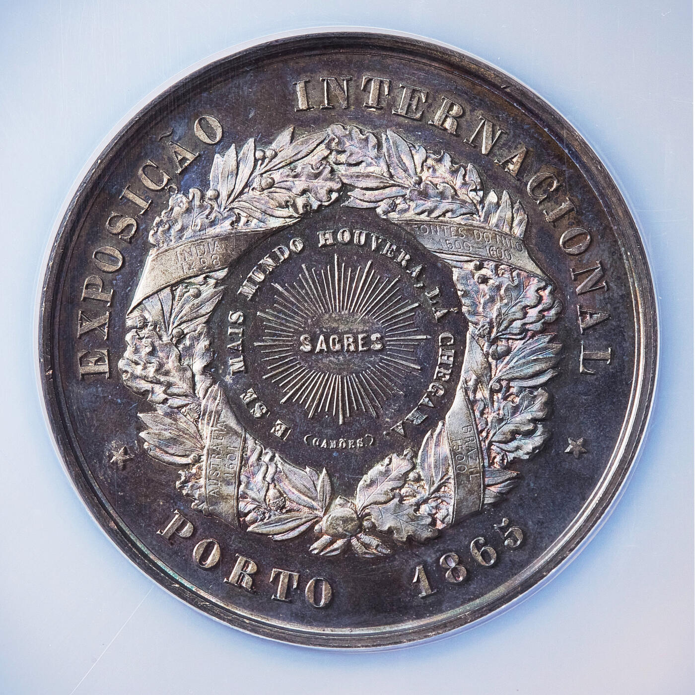 【俄甄集藏】2026年(050)04-01星期三 晚 19:30 全场包邮 葡萄牙1865年纪念波尔图世博会大银章，NGC MS61，高浮雕，类精制底板，酱彩包浆，奥地利著名雕刻家夏尔·维纳作品，展示了葡萄牙工业化与殖民化的时代背景，直径：58mm，重约76克，稀少品种