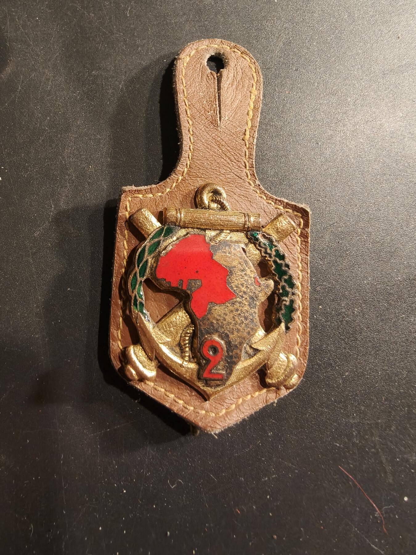 老王徽章第190期 法国海军陆战队第2殖民地炮兵团证章      该部队是法国陆战队的一部分，最初成立于1792年，并于1900年更名为殖民地炮兵，