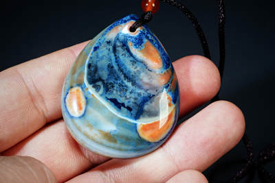 上海都达杂项专场102【全场包邮】  天然缠丝草花玛瑙水滴挂件 附鉴定证书94-148