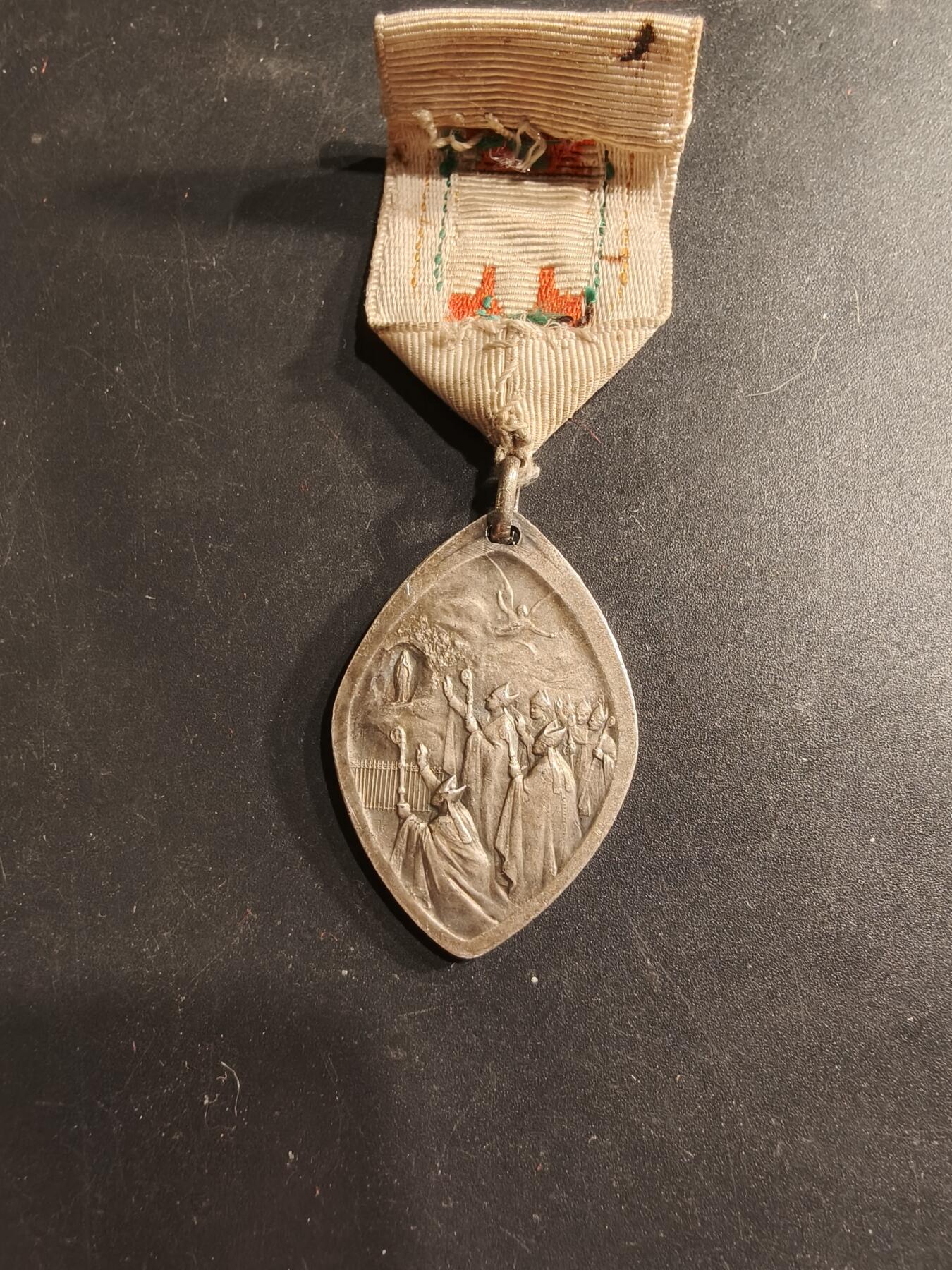 老王徽章第190期 法国卢尔德圣母纪念章