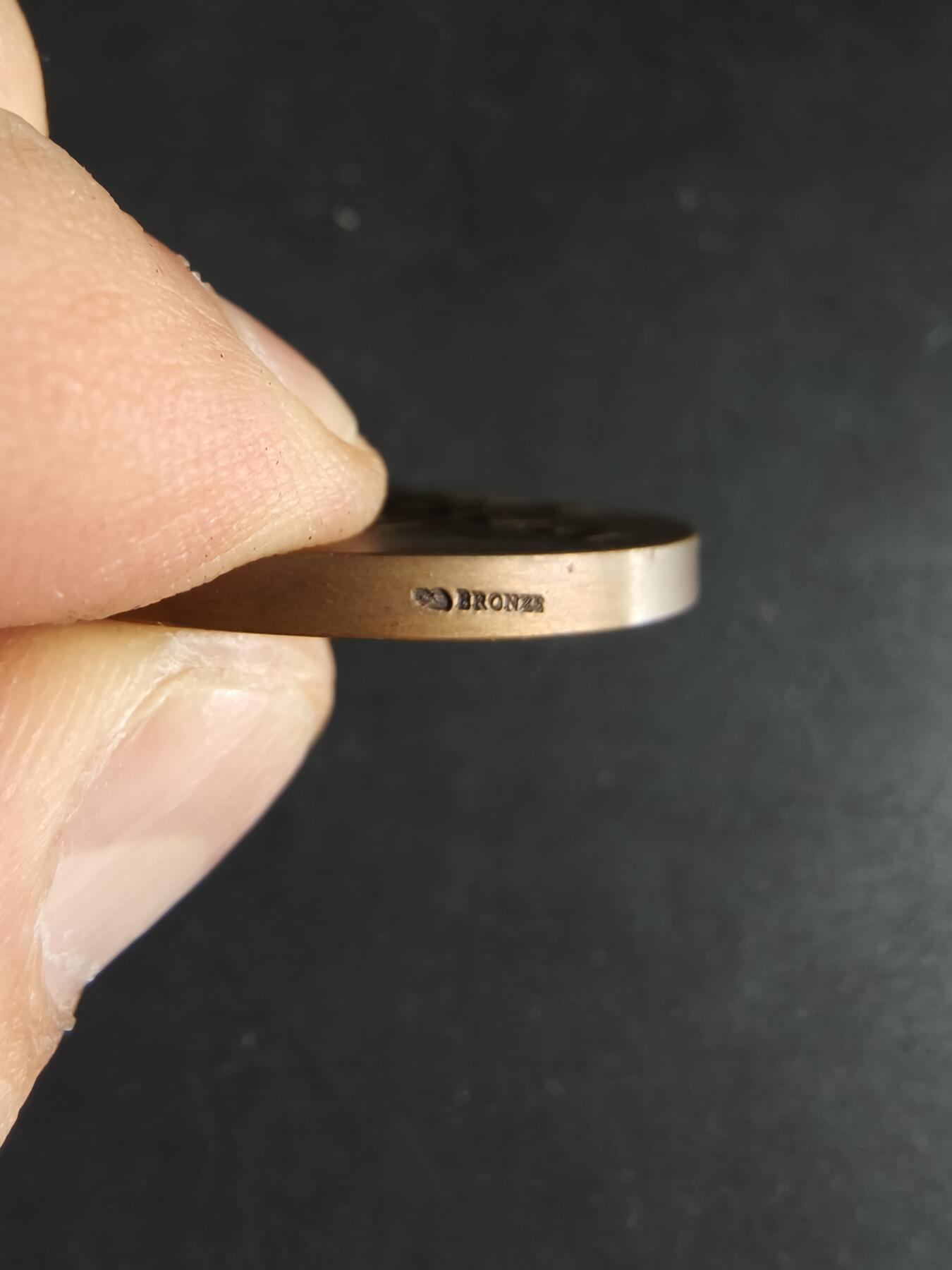 老王徽章第190期 法国利摩日国立装饰艺术学院大铜章     大师路易·波特作品     原盒       直径45mm      重量47.3g