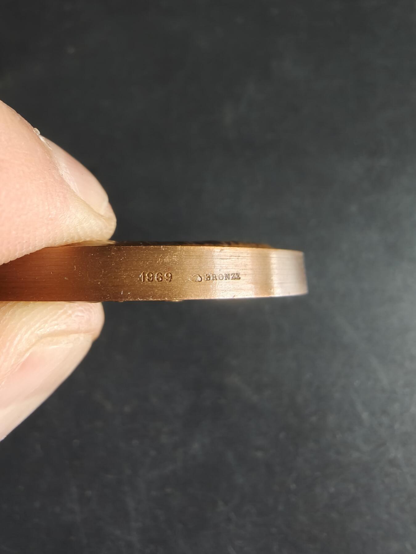 老王徽章第190期 法国贡比涅市大铜章     原盒    高浮雕     直径50mm      重量74.1g