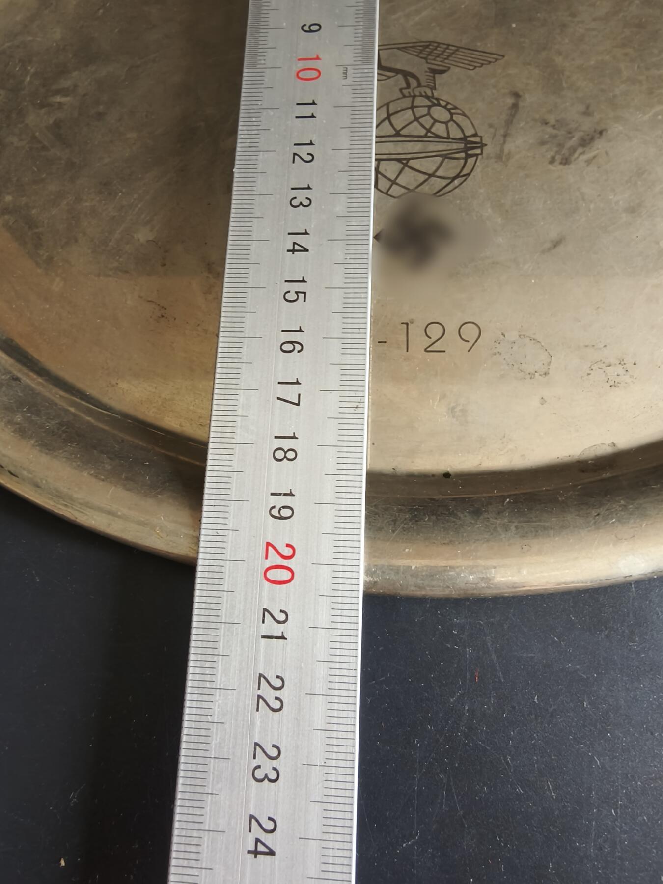 老王徽章第190期 德国1936年奥运会兴登堡号飞艇飞越柏林奥林匹克体育场纪念镀银盘        尺寸26×20.5cm      重量320g      带厂标