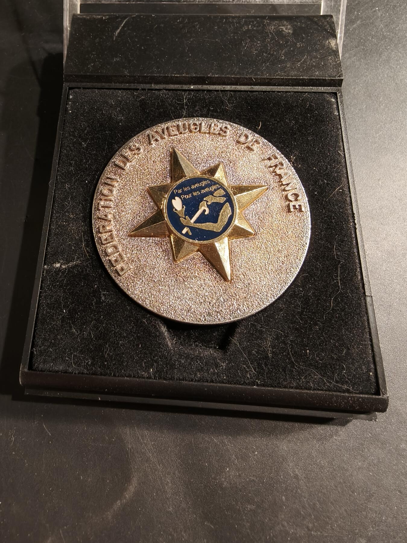老王徽章第190期 法国盲人与视力障碍者联合会纪念章     原盒，盒子有变形      直径60mm      重量88g