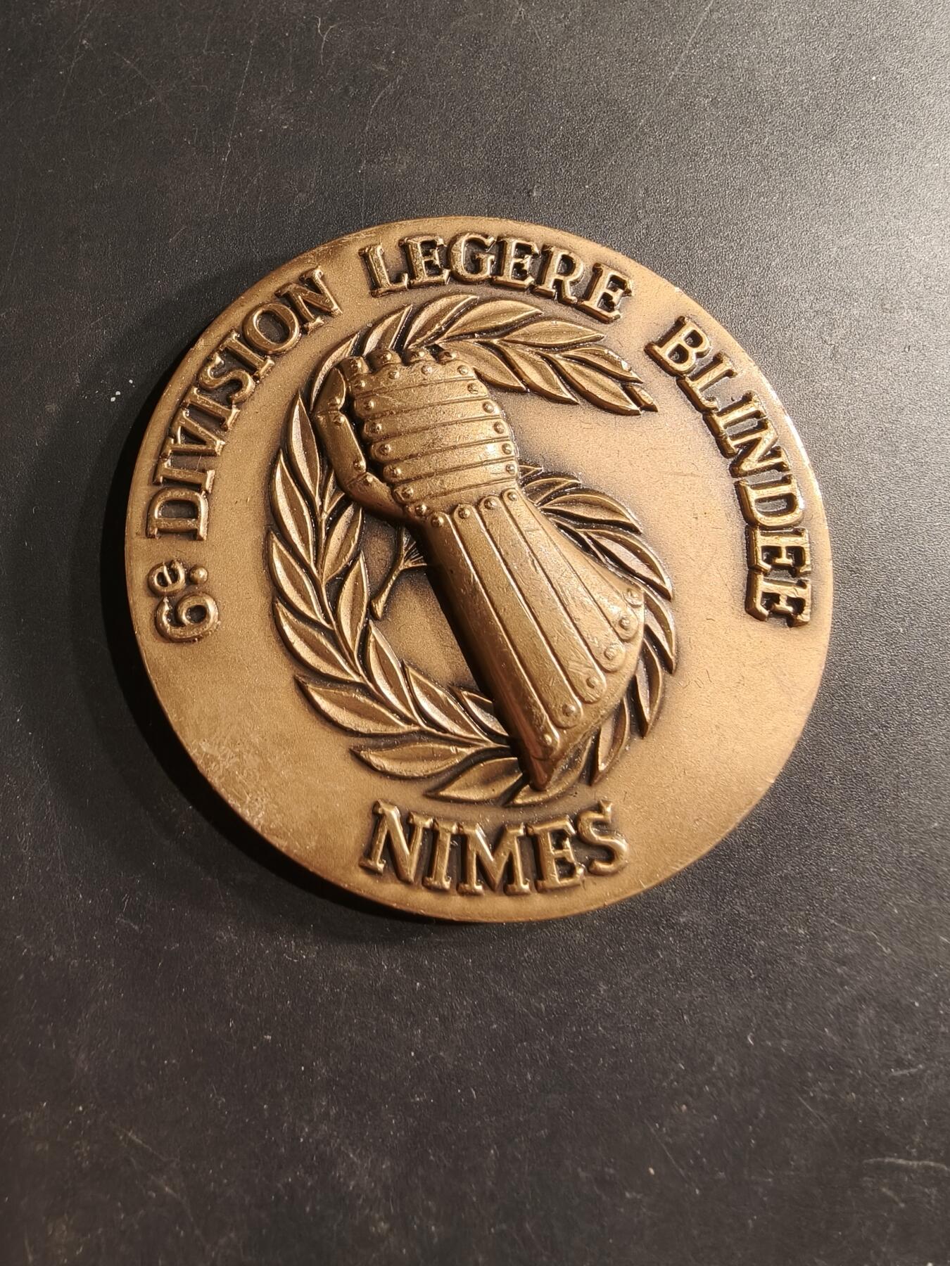 老王徽章第190期 法国陆军第6轻装甲旅大铜章     授予让·平斯曼少将      直径64mm     重量132.6g