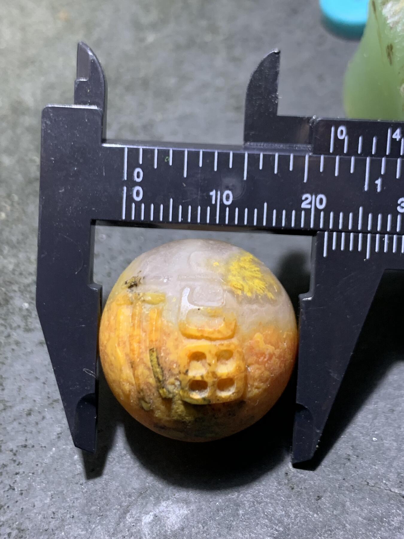 亚光冰飘冻料黄金草花纹战国红玛瑙手工雕刻福字圆珠一颗！