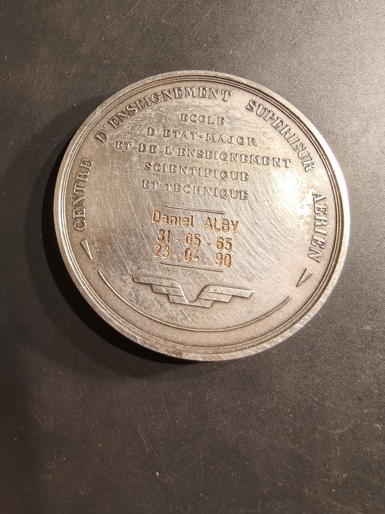 老王徽章第190期 法国空军高等教育中心镀银大铜章     直径64mm    重量136.8g