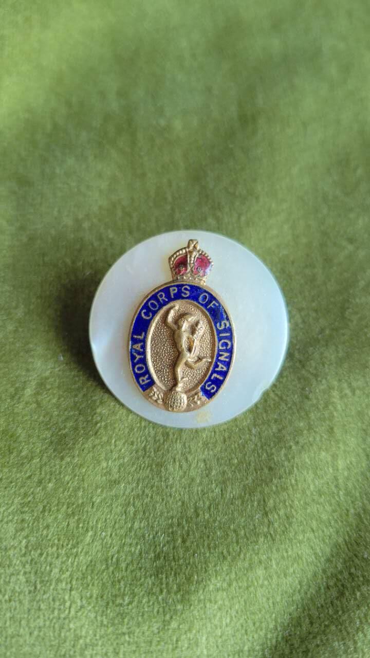 嘉宝良覃世界勋赏第25期拍卖 英国二战贝母材质皇家信号团证章