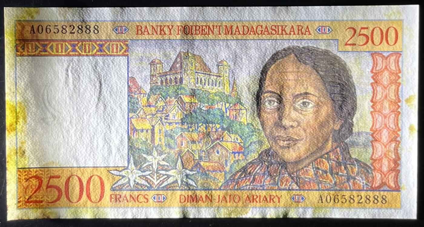 小福收藏拍卖第203期 裸钞场 本期有多张豹子号靓号 仅发行1000枚亚克力砖封蒙古20000图格里克帝国800周年纪念钞 瑞士200法郎 百慕大样钞洋葱冠全套 巴林首版大全套 卡塔尔四张套 越南 保加利亚 马其顿等多国精美纸币