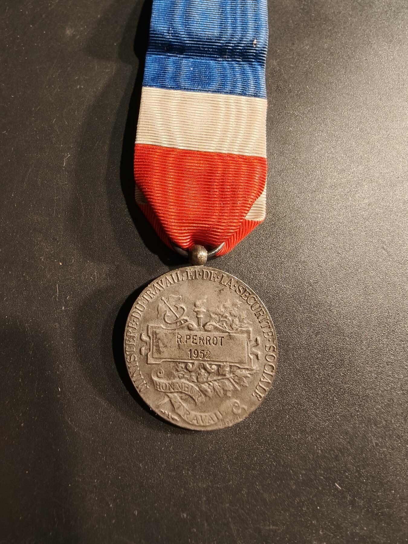 老王徽章第190期 法国银级劳工奖章    1952年实发   950银    11.6g