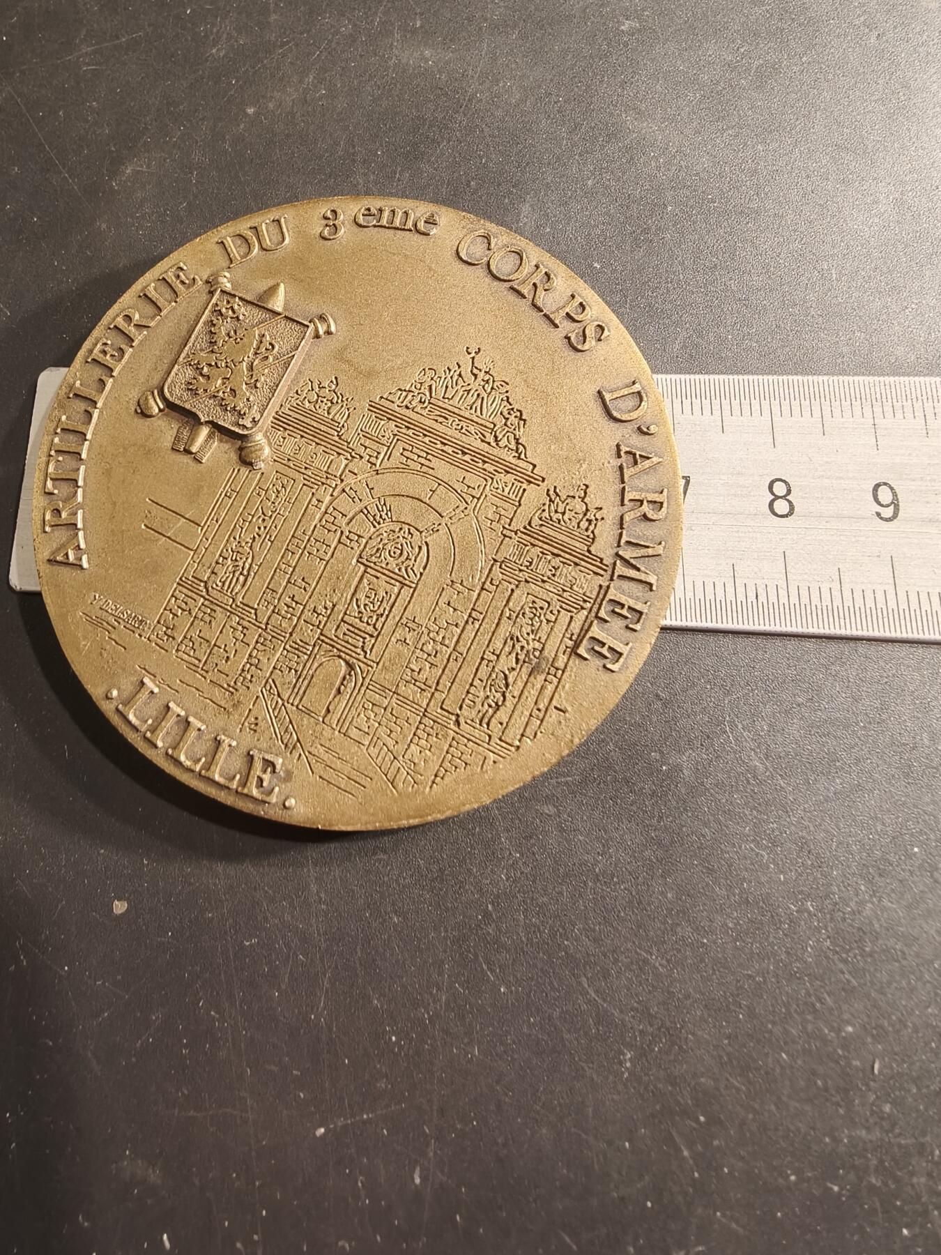 老王徽章第190期 法国驻里尔市第8炮兵团纪念章     直径70mm     重量125.7g