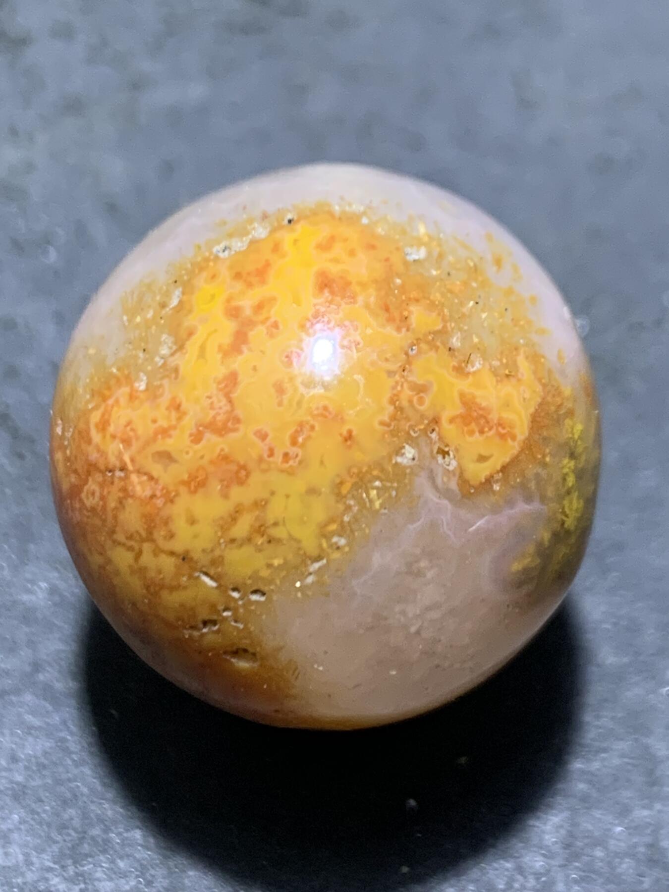 亚光冰飘冻料黄金草花纹战国红玛瑙手工雕刻福字圆珠一颗！