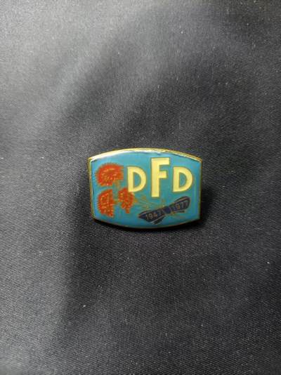 云宸嘉赏-勋臻文献佳藏优品精选场次（低佣 转发佣金红包） - 民主德国妇女协会证章 