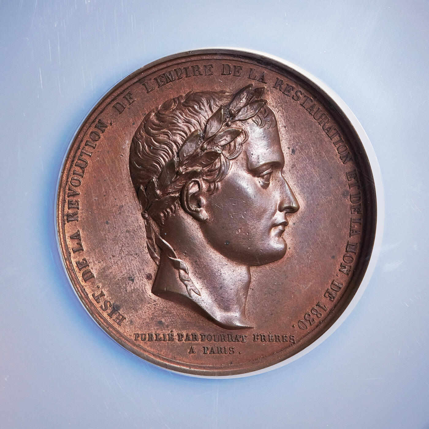 【俄甄集藏】2026年(050)04-01星期三 晚 19:30 全场包邮 法国1830年拿破仑一世头像纪念路易十八恢复拿破仑历史地位大铜章，直径：52mm，高浮雕，设计精美，新古典主义雕刻家皮埃尔-让·蒙塔尼作品，经典品种