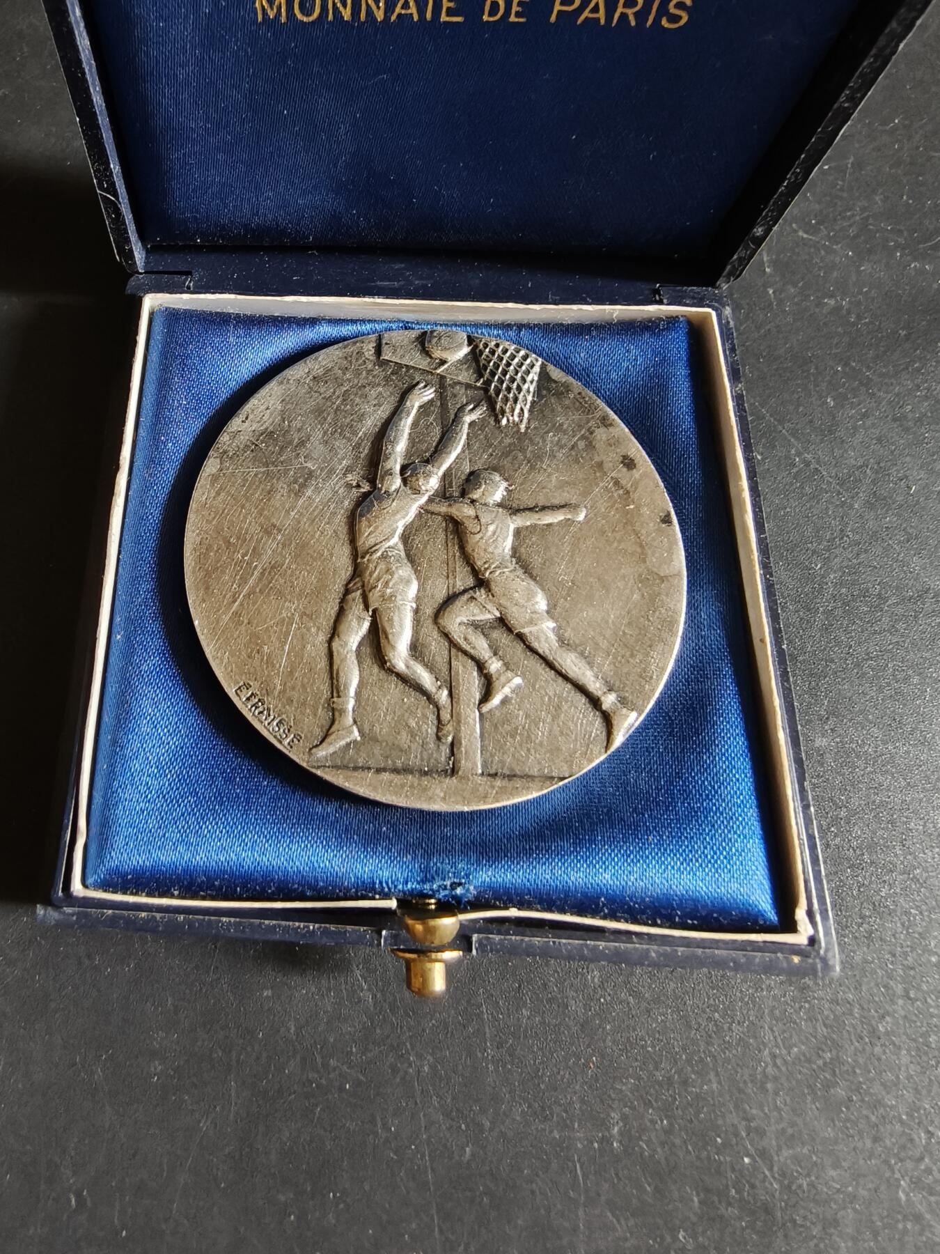 老王徽章第190期 法国罗纳省议员保罗·马西米赠送镀银大铜章     篮球竞赛主题      原盒      直径50mm      重量61g