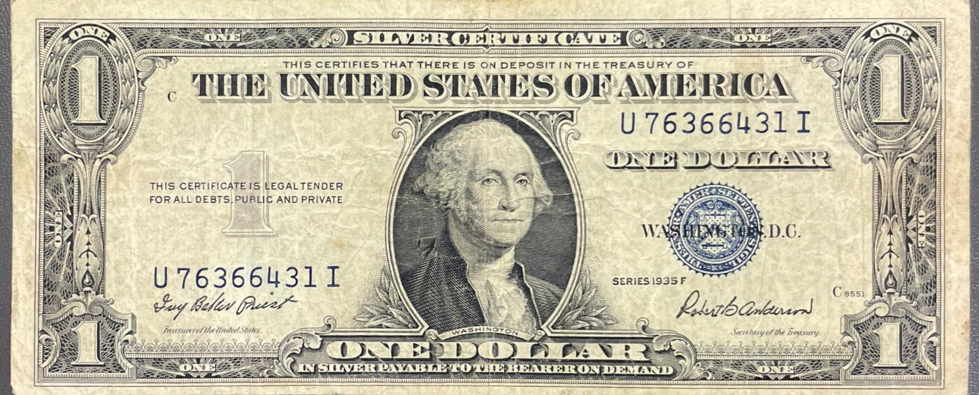 回流0328 1935年F版1美元银券（Silver Certificate），是美国金本位时代的标志性货币，正面明确标注“IN SILVER PAYABLE TO THE BEARER ON DEMAND”（见票即付白银给持票人），代表了美元与白银挂钩的历史阶段。