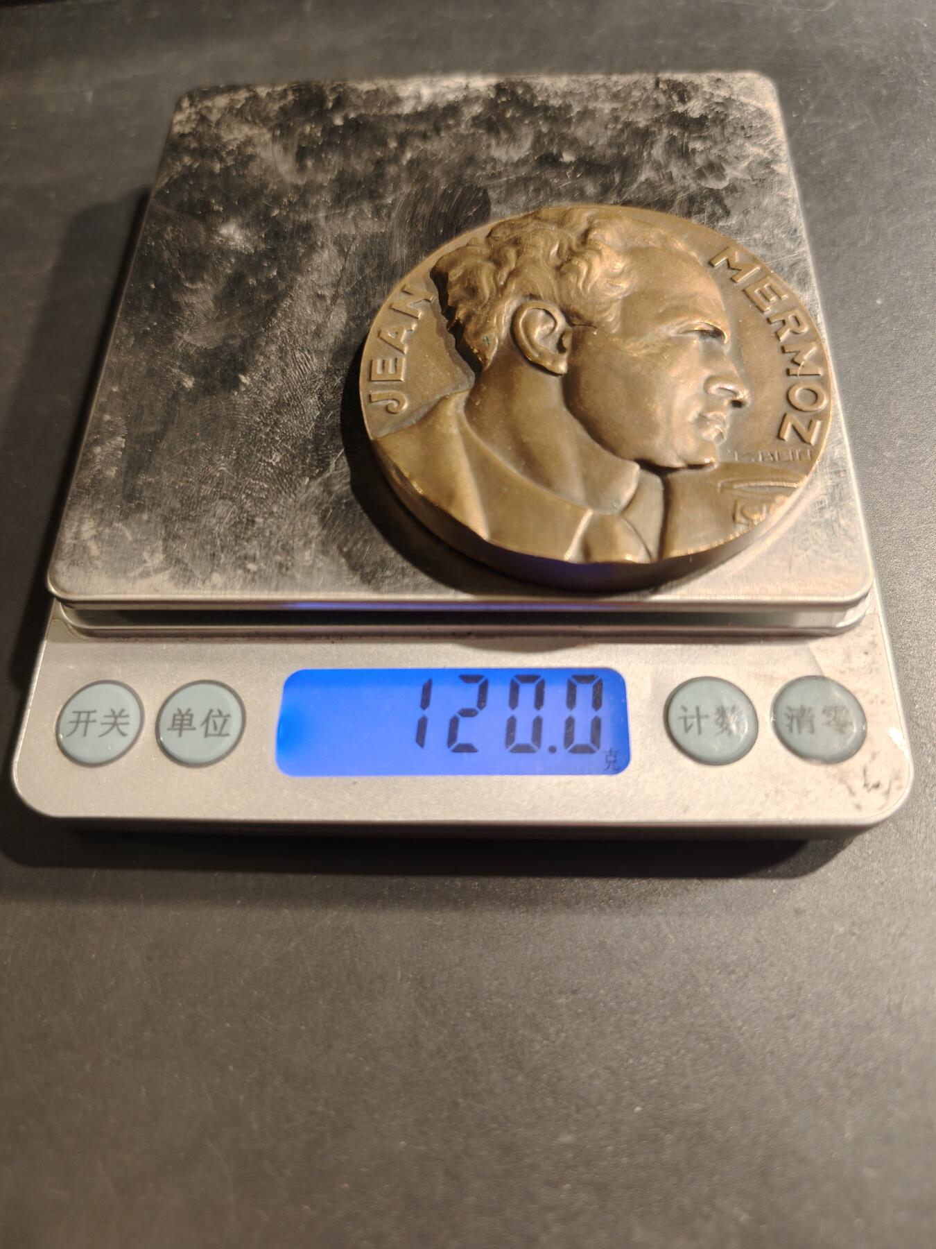 老王徽章第190期 法国著名飞行员让·梅尔莫茨大铜章      高浮雕      直径58mm     重量120g        让·梅尔莫兹是著名的法国先驱飞行员，以在南大西洋进行邮件航线飞行而闻名 