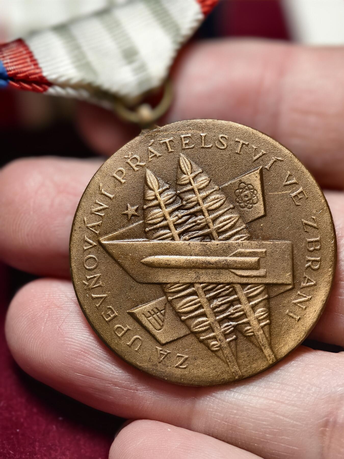 抚柳草堂-第二十期章牌钱币  奖章勋章免佣最后一期 满百包邮 放漏专场 捷克斯洛伐克社会主义共和国 三级加强武装友谊奖章 原盒美品 历史原品 华约体系下的奖章  