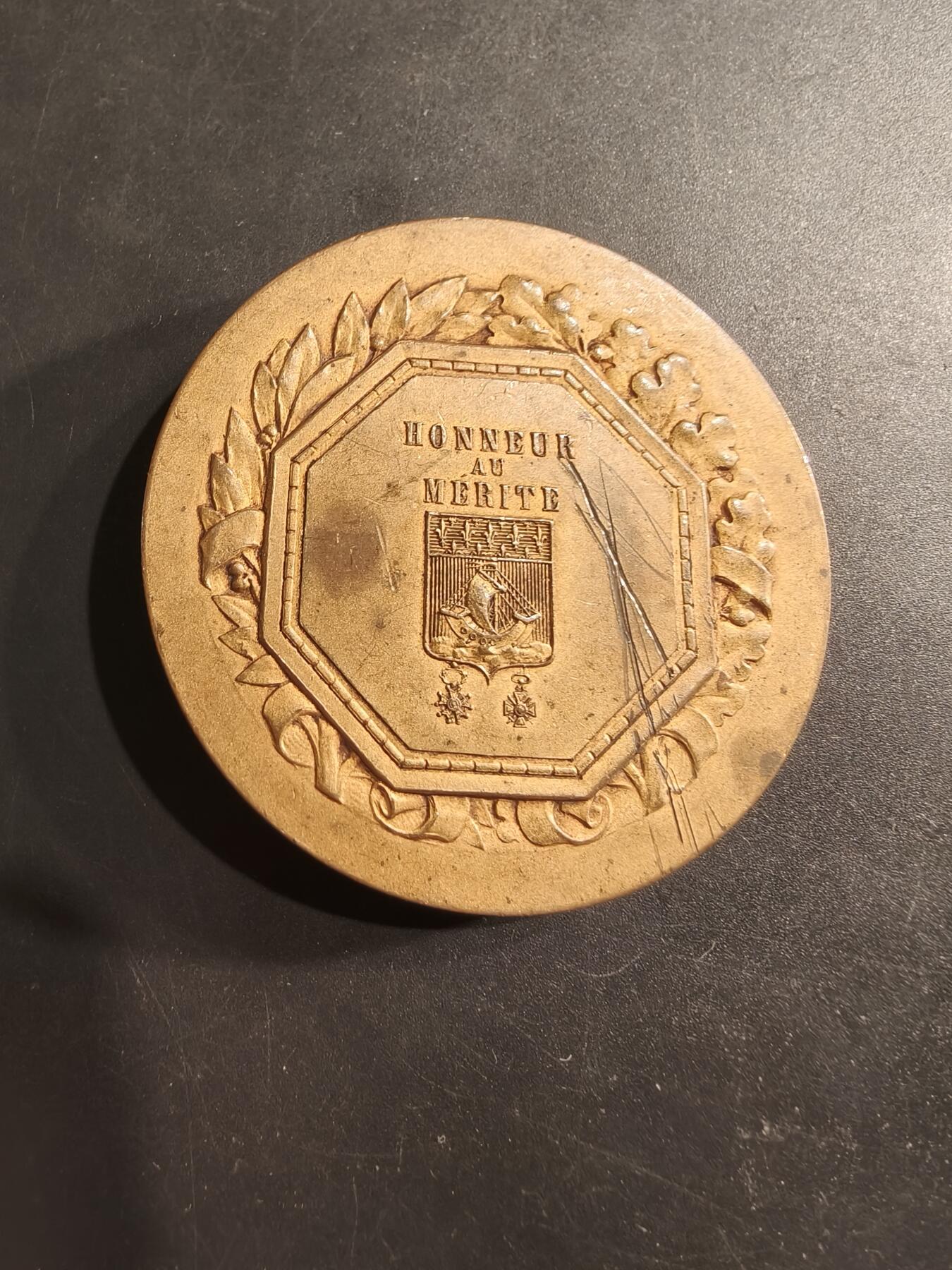 老王徽章第190期 法国荣誉与功绩主题镀金大铜章       直径60mm     重量103g