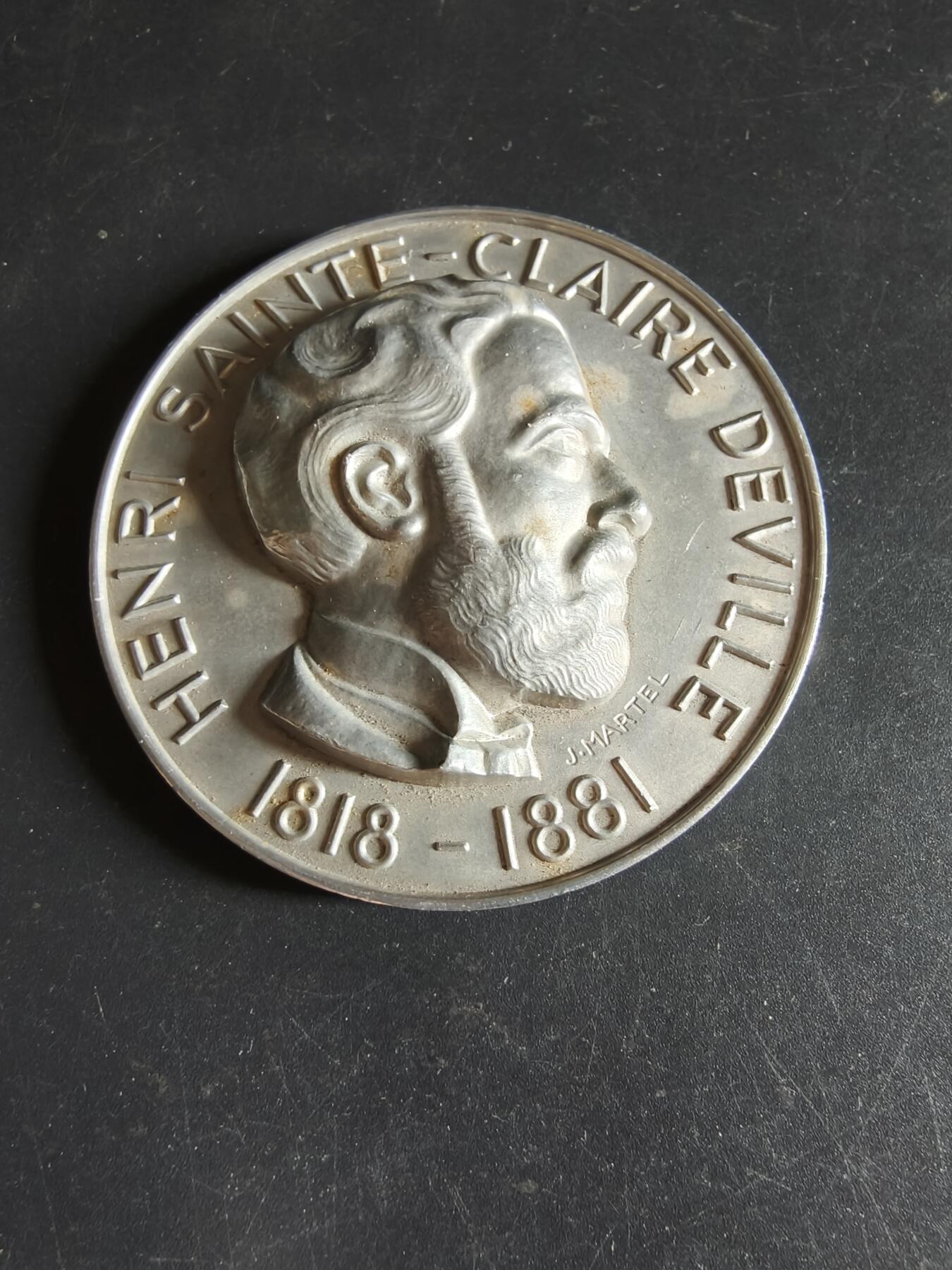 老王徽章第190期 法国铝业公司成立百年纪念章     原盒     铝制    特殊材质保存不易     高浮雕       直径60mm     重量37.3g   