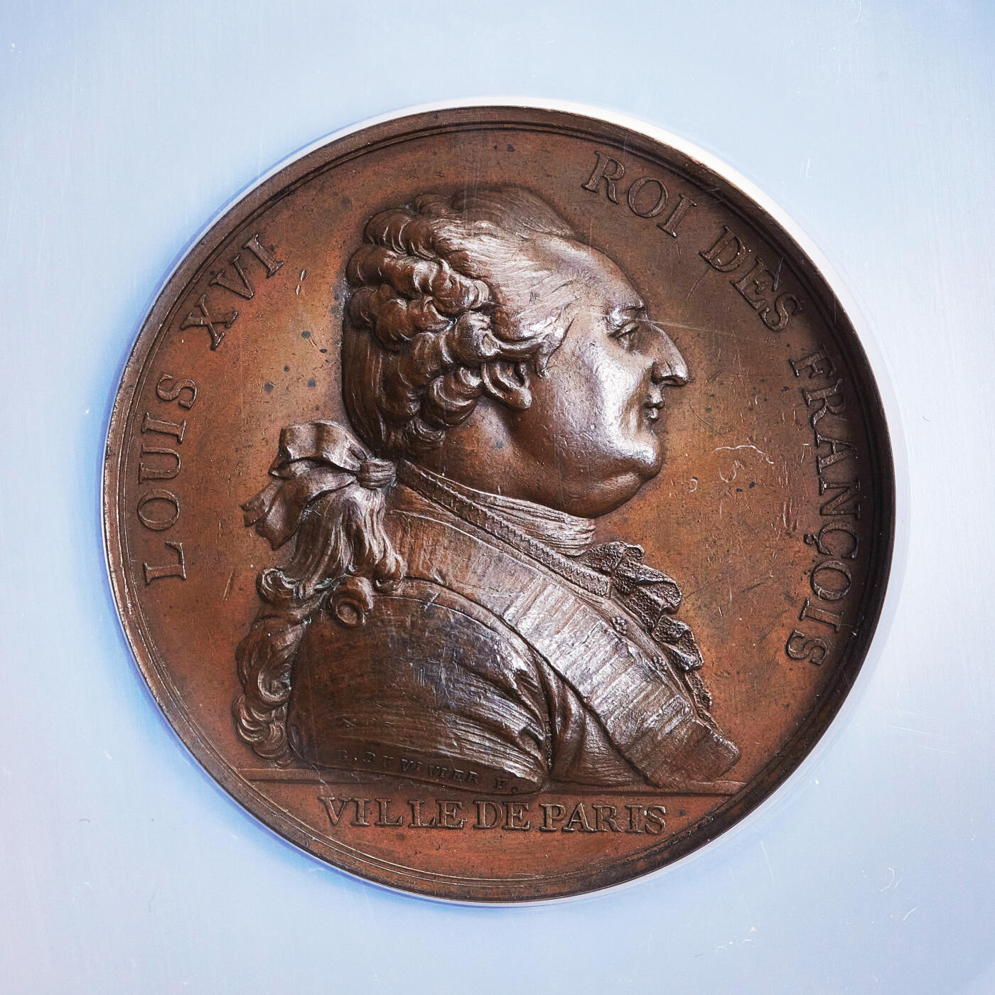 【俄甄集藏】2026年(050)04-01星期三 晚 19:30 全场包邮 法国1789年纪念大革命路易十六王室被迫迁往巴黎大铜章，NGC MS62，象征法国王权终结，共和开端，十分著名的历史题材纪念章，原铸难得，高浮雕，巧克力包浆，直径：50mm，名誉品种