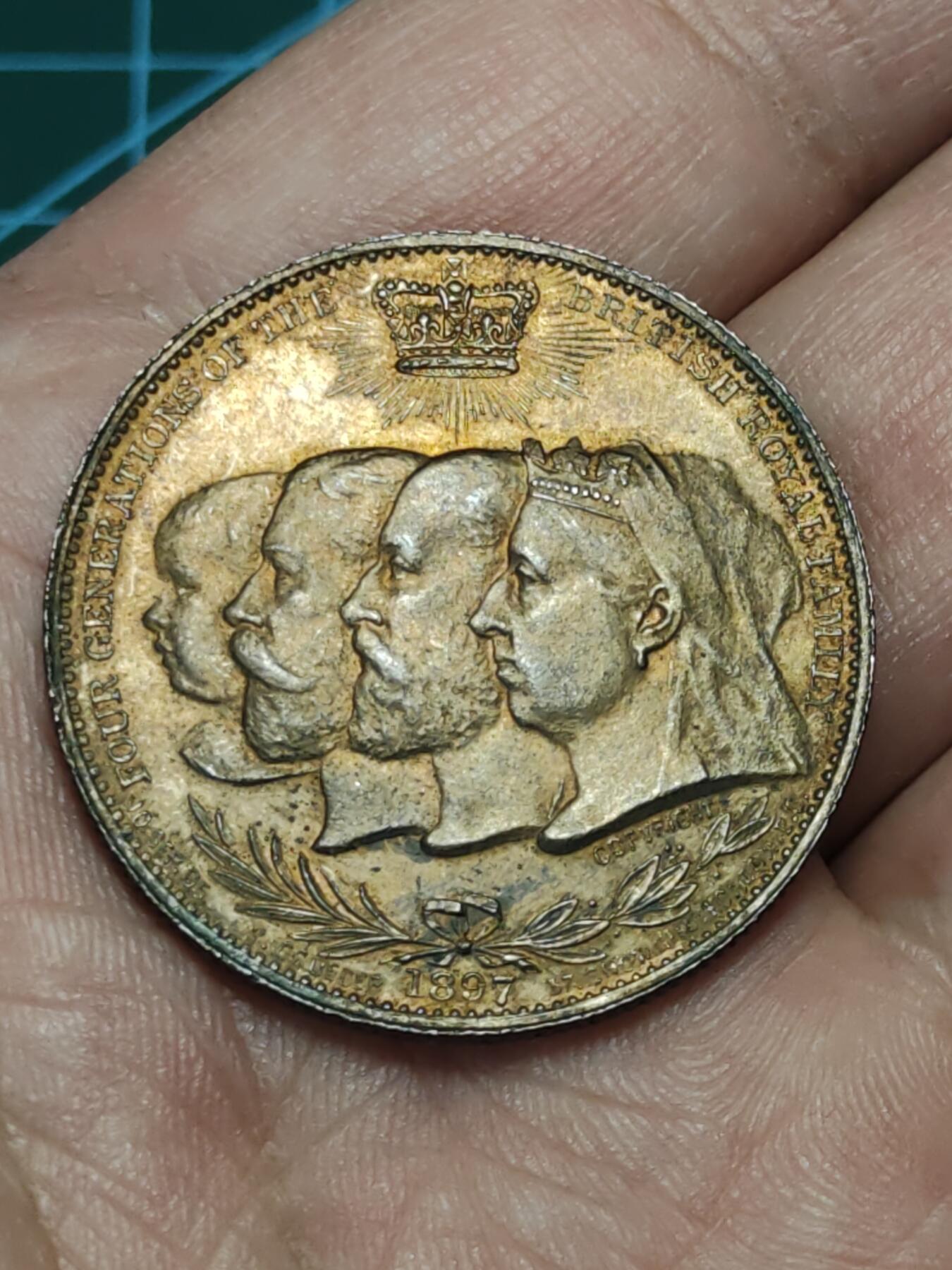 2026年第三十八场(总第二百零七场）外国好品散币场(免佣金) 带残光好品–英国🇬🇧1897年纪念章(维多利亚女王登基60周年钻禧纪念章，刻画有维多利亚女王、爱德华七世、乔治五世、和年幼的爱德华八世，祖孙四代肖像)